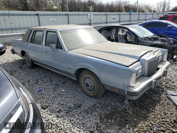 1984 Lincoln Town Car z VIN 1LNBP96F2EY683747, wystawiony jako Copart lot #41248394 z przebiegiem 77 094 mil mil oraz Czysty tytuł • Clean title. Historia ofert i sprzedaży dostępna na DreamBid. Obrazek 4.