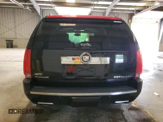 2012 Cadillac Escalade Platinum Edition z VIN 1GYS4DEF3CR241773, wystawiony jako Copart lot #57862395 z przebiegiem 134 009 mil mil oraz Szkoda całkowita • Salvage title. Historia ofert i sprzedaży dostępna na DreamBid. Obrazek 6.