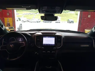2023 Ram 1500 Big Horn z VIN 1C6RRFFG9PN561001, wystawiony jako IAAI lot #42575762 z przebiegiem 42 164 mil mil oraz . Historia ofert i sprzedaży dostępna na DreamBid. Obrazek 19.