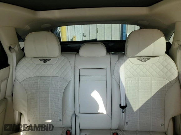 2017 Bentley Bentayga W12 z VIN SJAAC2ZVXHC016000, wystawiony jako Copart lot #43702555 z przebiegiem 46 172 mil mil oraz Szkody całkowita. Historia ofert i sprzedaży dostępna na DreamBid. Obrazek 10.
