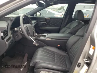 2024 Lexus LS 500 z VIN JTHD51FF8R5020127, wystawiony jako Copart lot #57173835 z przebiegiem 5 020 mil mil oraz Szkoda całkowita • Salvage title. Historia ofert i sprzedaży dostępna na DreamBid. Obrazek 7.