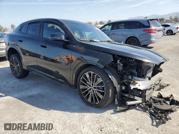 2025 BMW X2 xDrive28i z VIN WBX63GM09S5090407, wystawiony jako Copart lot #53988435 z przebiegiem 2 675 mil mil oraz Szkoda całkowita • Salvage title. Historia ofert i sprzedaży dostępna na DreamBid. Obrazek 4.