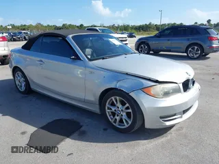 2009 BMW 1 Series 128i z VIN WBAUL73529VJ75453, wystawiony jako IAAI lot #40678261 z przebiegiem 105 815 mil mil oraz . Historia ofert i sprzedaży dostępna na DreamBid. Obrazek 1.