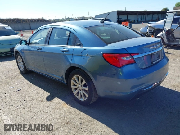 2011 Chrysler 200 Touring z VIN 1C3BC1FG8BN571336, wystawiony jako IAAI lot #42306110 z przebiegiem 154 913 mil mil oraz . Historia ofert i sprzedaży dostępna na DreamBid. Obrazek 3.