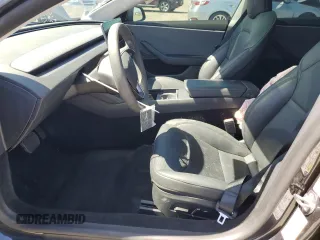 2024 Tesla Model 3 z VIN 5YJ3E1EA9RF820808, wystawiony jako Copart lot #51255605 z przebiegiem 12 216 mil mil oraz Szkody całkowita. Historia ofert i sprzedaży dostępna na DreamBid. Obrazek 7.