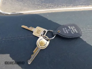 1987 Cadillac Brougham z VIN 1G6DW51Y0H9753376, wystawiony jako IAAI lot #42114437 z przebiegiem 69 484 mil mil oraz . Historia ofert i sprzedaży dostępna na DreamBid. Obrazek 11.