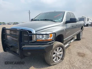 2006 Dodge 2500 SLT z VIN 1D7KS28C56J235984, wystawiony jako IAAI lot #42232600 z przebiegiem 366 134 mil mil oraz . Historia ofert i sprzedaży dostępna na DreamBid. Obrazek 2.