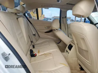 2013 BMW 3 Series 328i xDrive z VIN WBA3B3C56DJ811038, wystawiony jako Copart lot #55895825 z przebiegiem 111 090 mil mil oraz Czysty tytuł • Clean title. Historia ofert i sprzedaży dostępna na DreamBid. Obrazek 10.
