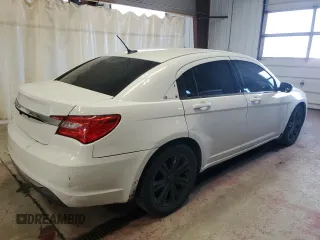 2014 Chrysler 200 LX z VIN 1C3CCBAB7EN124877, wystawiony jako Copart lot #57773115 z przebiegiem 143 023 mil mil oraz Szkody całkowita. Historia ofert i sprzedaży dostępna na DreamBid. Obrazek 3.