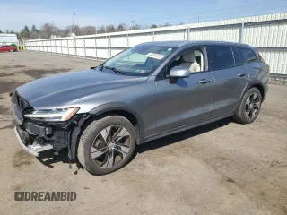 2020 Volvo V60 Cross Country with VIN YV4102WK6L1030365, listed as a Copart auction lot 49318725 with 24,185 mi miles and Salvage Title. Bid and sale history available at carsss.com. Image 1.