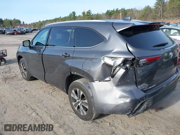 2022 Toyota Highlander XLE with VIN 5TDHZRBH6NS561484, listed as a IAAI auction lot 41938305 with 32,450 mi miles and . Bid and sale history available at DreamBid. Image 3.
