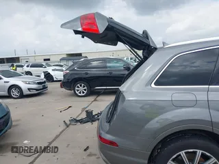 2017 Audi Q7 Premium Plus z VIN WA1LAAF77HD056813, wystawiony jako IAAI lot #42086340 z przebiegiem 83 774 mil mil oraz . Historia ofert i sprzedaży dostępna na DreamBid. Obrazek 18.
