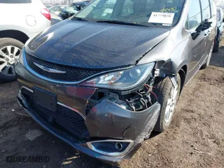 2020 Chrysler Pacifica Touring L with VIN 2C4RC1BG4LR285276, listed as a IAAI auction lot 41775858 with 127,190 mi miles. Bid and sale history available at carsss.com. Image 6.