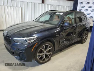 2023 BMW X5 xDrive45e z VIN 5UXTA6C03P9R22002, wystawiony jako Copart lot #56293765 z przebiegiem 35 204 mil mil oraz Szkoda całkowita • Salvage title. Historia ofert i sprzedaży dostępna na DreamBid. Obrazek 1.