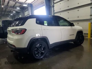 2021 Jeep Compass Latitude z VIN 3C4NJDBB5MT512547, wystawiony jako Copart lot #56885125 z przebiegiem 89 980 mil mil oraz Szkoda całkowita • Salvage title. Historia ofert i sprzedaży dostępna na DreamBid. Obrazek 3.
