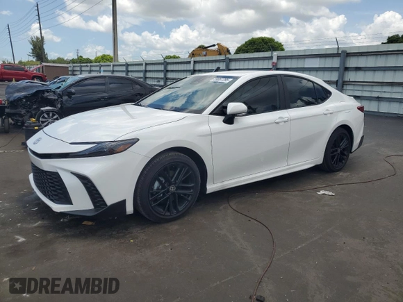 2025 Toyota Camry LE z VIN 4T1DAACK7SU131547, wystawiony jako Copart lot #59087285 z przebiegiem 884 mil mil oraz Szkoda całkowita • Salvage title. Historia ofert i sprzedaży dostępna na DreamBid. Obrazek 1.