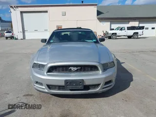 2013 Ford Mustang V6 z VIN 1ZVBP8EMXD5242038, wystawiony jako IAAI lot #41744352 z przebiegiem 167 227 mil mil oraz . Historia ofert i sprzedaży dostępna na DreamBid. Obrazek 12.
