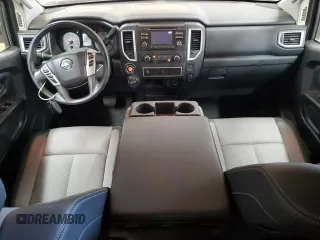 2017 Nissan Titan SV z VIN 1N6AA1EJ5HN556261, wystawiony jako Copart lot #55049185 z przebiegiem 107 396 mil mil oraz Szkoda całkowita • Salvage title. Historia ofert i sprzedaży dostępna na DreamBid. Obrazek 8.