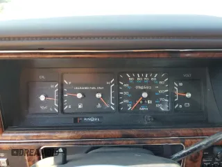 1993 Chrysler New Yorker z VIN 1C3XC66R8PD205488, wystawiony jako Copart lot #59097875 z przebiegiem 70 593 mil mil oraz Czysty tytuł • Clean title. Historia ofert i sprzedaży dostępna na DreamBid. Obrazek 9.