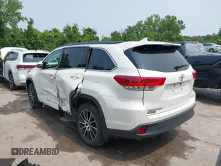 2017 Toyota Highlander XLE z VIN 5TDJZRFH0HS417638, wystawiony jako IAAI lot #42396180 z przebiegiem 101 377 mil mil oraz . Historia ofert i sprzedaży dostępna na DreamBid. Obrazek 3.