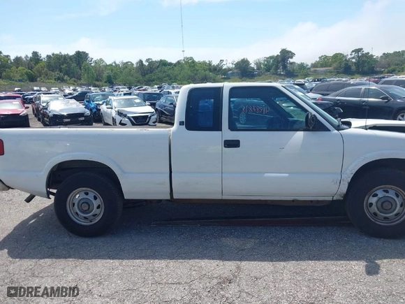 2000 GMC Sonoma SLS with VIN 1GTDT19W4YK230095, listed as a IAAI auction lot 41887818 with 232,455 mi miles. Bid and sale history available at carsss.com. Image 13.
