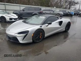 2023 McLaren Artura z VIN SBM16AEA4PW001953, wystawiony jako Copart lot #88790405 z przebiegiem 6864 mil mil oraz Nie do naprawy. Historia ofert i sprzedaży dostępna na DreamBid. Obrazek 1.