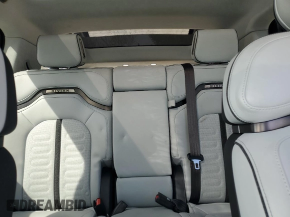 2024 Rivian R1S Adventure z VIN 7PDSGABA1RN030813, wystawiony jako Copart lot #47614385 z przebiegiem 16 946 mil mil oraz Szkody całkowita. Historia ofert i sprzedaży dostępna na DreamBid. Obrazek 10.