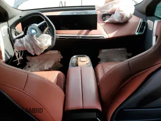 2023 BMW iX M60 z VIN WB533CF02PCL29526, wystawiony jako Copart lot #50676894 z przebiegiem 7865 mil mil oraz . Historia ofert i sprzedaży dostępna na DreamBid. Obrazek 8.