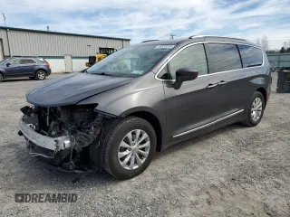 2018 Chrysler Pacifica Touring L z VIN 2C4RC1BG9JR143020, wystawiony jako Copart lot #49323205 z przebiegiem 126 389 mil mil oraz Szkody całkowita. Historia ofert i sprzedaży dostępna na DreamBid. Obrazek 1.
