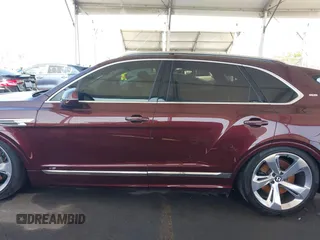 2021 Bentley Bentayga V8 z VIN SJAAM2ZV1MC037602, wystawiony jako IAAI lot #42397866 z przebiegiem Nie podano mil oraz . Historia ofert i sprzedaży dostępna na DreamBid. Obrazek 14.