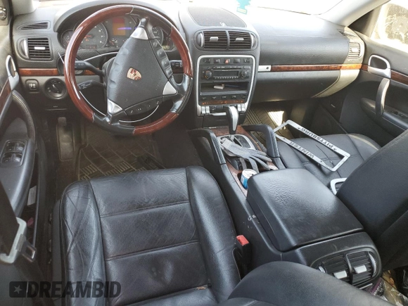 2005 Porsche Cayenne z VIN WP1AA29P65LA23655, wystawiony jako Copart lot #55174175 z przebiegiem 153 837 mil mil oraz Szkoda całkowita • Salvage title. Historia ofert i sprzedaży dostępna na DreamBid. Obrazek 8.