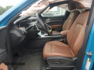 2019 Audi e-tron Premium Plus с VIN WA1LAAGE7KB013766, выставлен на аукционе Copart как лот 57432775 с пробегом 18 657 миль миль и Списание • Salvage title. История ставок и продаж доступна на DreamBid. Изображение 7.