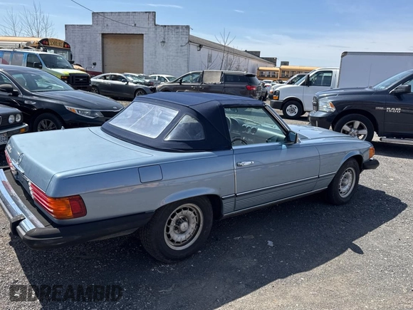 1985 Mercedes-Benz 380 z VIN WDBBA45C0FA019441, wystawiony jako Copart lot #51792005 z przebiegiem 83 718 mil mil oraz Czysty tytuł • Clean title. Historia ofert i sprzedaży dostępna na DreamBid. Obrazek 4.