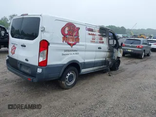 2017 Ford Transit z VIN 1FTYE1ZM2HKA20301, wystawiony jako IAAI lot #42323437 z przebiegiem Nie podano mil oraz . Historia ofert i sprzedaży dostępna na DreamBid. Obrazek 4.