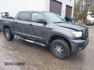 2013 Toyota Tundra z VIN 5TFDY5F18DX309798, wystawiony jako IAAI lot #41711578 z przebiegiem 123 642 mil mil oraz . Historia ofert i sprzedaży dostępna na DreamBid. Obrazek 1.