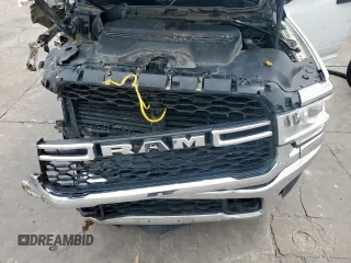 2020 Ram 2500 Tradesman z VIN 3C6UR5HLXLG250095, wystawiony jako Copart lot #54926235 z przebiegiem 197 992 mil mil oraz Nie do naprawy • Non repairable. Historia ofert i sprzedaży dostępna na DreamBid. Obrazek 11.