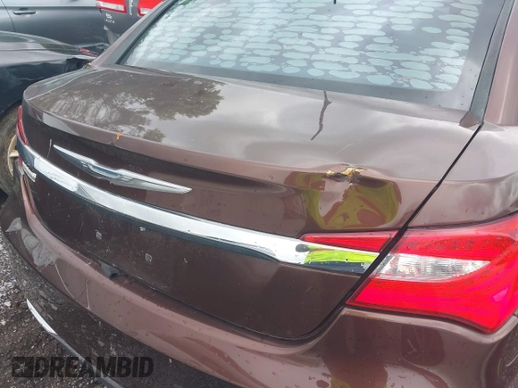 2013 Chrysler 200 Touring z VIN 1C3CCBBB2DN538825, wystawiony jako IAAI lot #42009269 z przebiegiem 90 897 mil mil oraz . Historia ofert i sprzedaży dostępna na DreamBid. Obrazek 12.