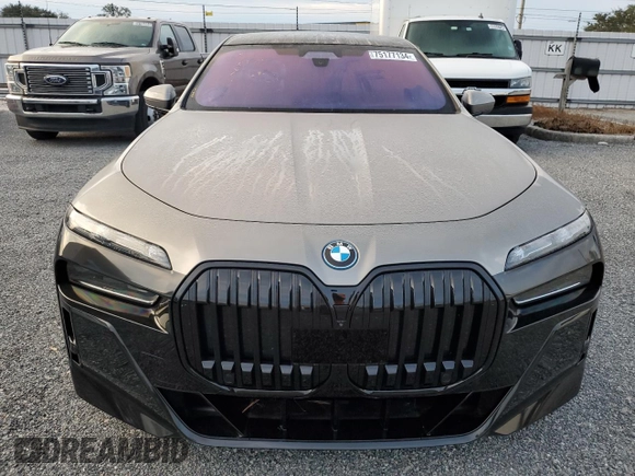 2023 BMW i7 xDrive60 z VIN WBY53EJ02PCL65182, wystawiony jako Copart lot #75177134 z przebiegiem 14 777 mil mil oraz Nie do naprawy. Historia ofert i sprzedaży dostępna na DreamBid. Obrazek 5.