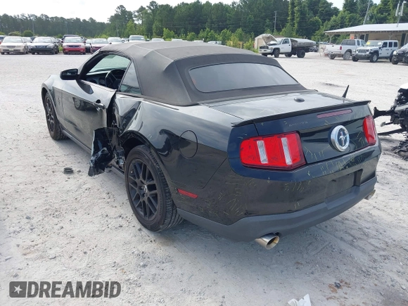 2012 Ford Mustang V6 z VIN 1ZVBP8EM4C5276765, wystawiony jako IAAI lot #42606236 z przebiegiem 129 111 mil mil oraz . Historia ofert i sprzedaży dostępna na DreamBid. Obrazek 3.