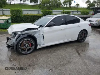 2023 Alfa Romeo Giulia Veloce z VIN ZARFAMBN1P7668887, wystawiony jako Copart lot #74837204 z przebiegiem 15 684 mil mil oraz Szkody całkowita. Historia ofert i sprzedaży dostępna na DreamBid. Obrazek 1.