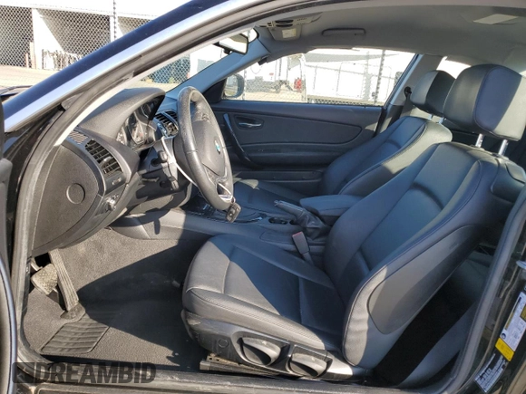 2013 BMW 1 Series 128i z VIN WBAUP9C5XDVS95834, wystawiony jako Copart lot #83249614 z przebiegiem Nie podano mil oraz Szkoda całkowita • Salvage title. Historia ofert i sprzedaży dostępna na DreamBid. Obrazek 7.