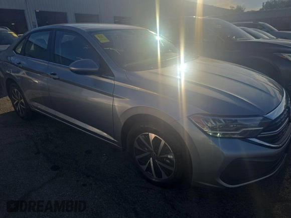 2024 Volkswagen Jetta S z VIN 3VW5M7BU3RM054029, wystawiony jako IAAI lot #42809045 z przebiegiem 22 859 mil mil oraz . Historia ofert i sprzedaży dostępna na DreamBid. Obrazek 8.