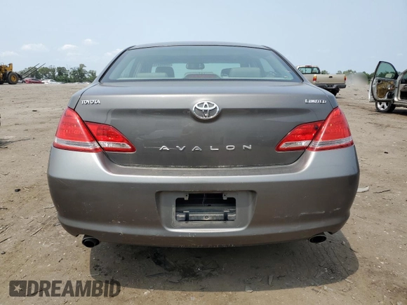 2005 Toyota Avalon XL z VIN 4T1BK36B85U014222, wystawiony jako Copart lot #59955415 z przebiegiem 239 897 mil mil oraz Czysty tytuł • Clean title. Historia ofert i sprzedaży dostępna na DreamBid. Obrazek 6.