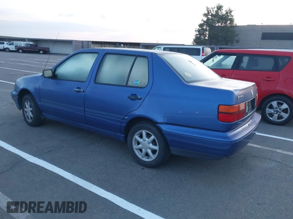 1998 Volkswagen Jetta TDI z VIN 3VWRF81HXWM156283, wystawiony jako IAAI lot #41764895 z przebiegiem 213 764 mil mil oraz . Historia ofert i sprzedaży dostępna na DreamBid. Obrazek 3.