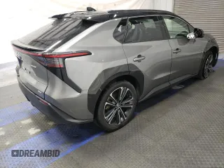 2023 Toyota bZ4X XLE z VIN JTMABABA6PA000521, wystawiony jako Copart lot #54228805 z przebiegiem 25 113 mil mil oraz Czysty tytuł • Clean title. Historia ofert i sprzedaży dostępna na DreamBid. Obrazek 3.