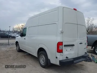 2018 Nissan NV Cargo S z VIN 1N6BF0LY0JN807791, wystawiony jako IAAI lot #41868591 z przebiegiem 128 813 mil mil oraz . Historia ofert i sprzedaży dostępna na DreamBid. Obrazek 3.