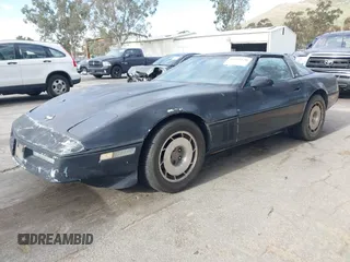 1985 Chevrolet Corvette z VIN 1G1YY0789F5126238, wystawiony jako IAAI lot #41699128 z przebiegiem 108 590 mil mil oraz . Historia ofert i sprzedaży dostępna na DreamBid. Obrazek 2.