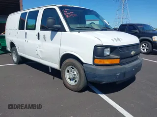 2013 Chevrolet Express Cargo z VIN 1GCWGFBA8D1141378, wystawiony jako IAAI lot #42187304 z przebiegiem 272 585 mil mil oraz . Historia ofert i sprzedaży dostępna na DreamBid. Obrazek 1.