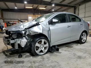 2013 Chevrolet Sonic LTZ z VIN 1G1JE5SH6D4102528, wystawiony jako Copart lot #47419475 z przebiegiem 129 812 mil mil oraz Szkoda całkowita • Salvage title. Historia ofert i sprzedaży dostępna na DreamBid. Obrazek 1.