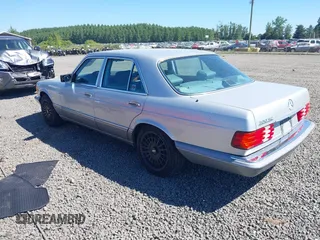1988 Mercedes-Benz 300 300SE z VIN WDBCA24D8JA414513, wystawiony jako IAAI lot #42327448 z przebiegiem 156 228 mil mil oraz . Historia ofert i sprzedaży dostępna na DreamBid. Obrazek 3.